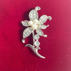 Rhinestones and faux petals brooch pin
